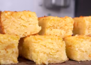 Mané Pelado: Bolo de Mandioca Cremoso com Queijo e Coco